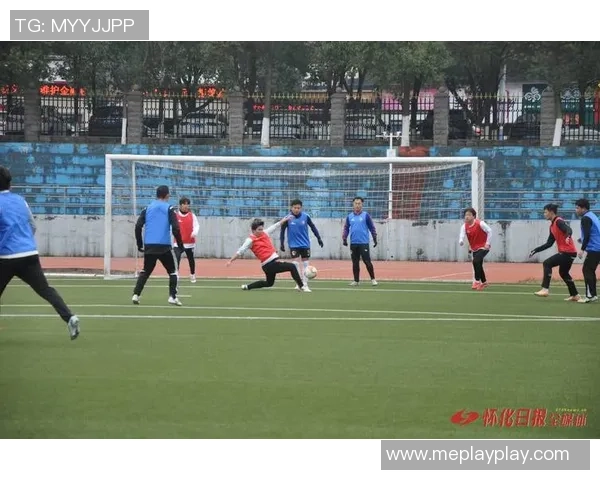 足球中凡的魅力与挑战探讨如何在绿茵场上实现自我价值与团队精神 足球中凡的魅力与挑战探讨如何在绿茵场上实现自我价值与团队精神